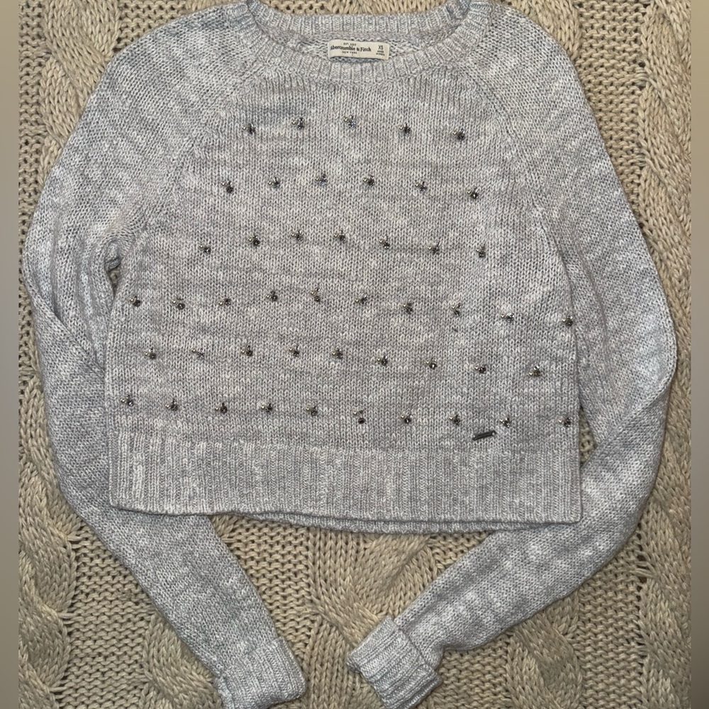 Abercrombie‎ & Fitch light gray cropped crew neck sweater with embellishments XS